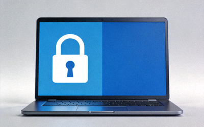 자물쇠 아이콘과 노트북이 함께 배치되어 온라인 보안의 중요성을 상징하는 개념 이미지